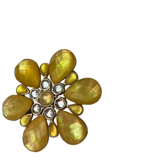 Vintage Trifari Yellow Faceted & Clear Acrylic Flower Gold Tone Brooch - Picture 3 of 10